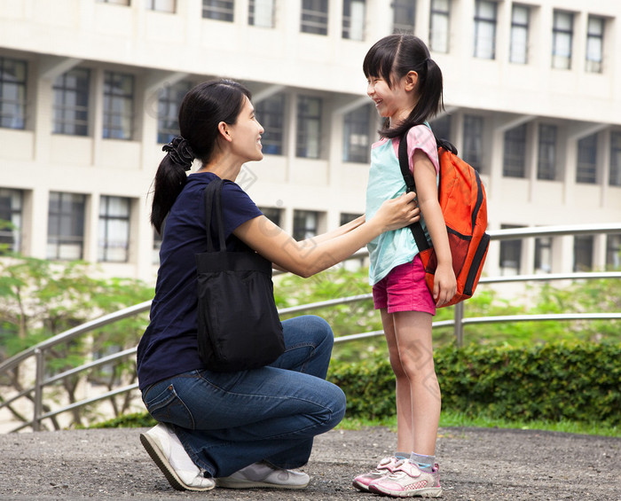 回 school.happy 亚洲母亲与女儿在学校