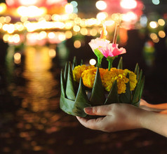 她手里拿着 kratong 的女人