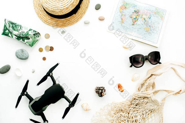暑期旅游概念。在白色背景上为文本提供空格的框架。平躺, 顶视图旅行者博客模拟概念.