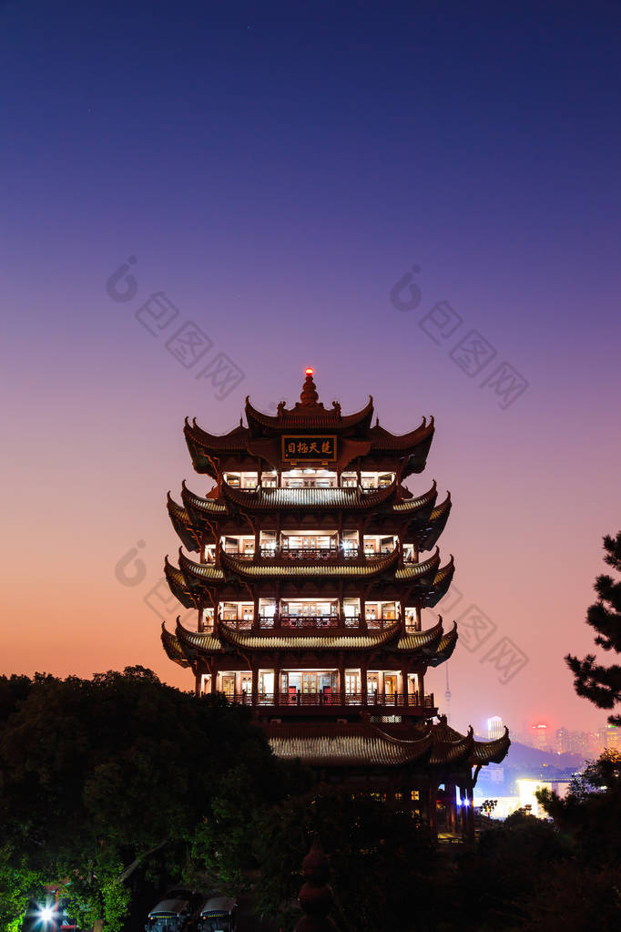 中国湖北省武汉市佘山蛇山中国传统多层塔楼