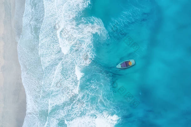 波浪和小船在海滩作为背景。美丽的自然背景在夏天时间从空气