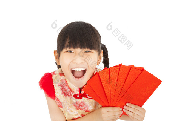显示红色的信封，为中国新的快乐亚洲的小女孩