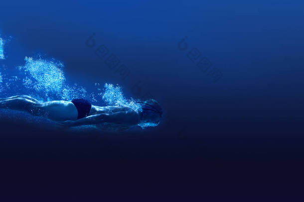 在蓝色的水中游泳的人