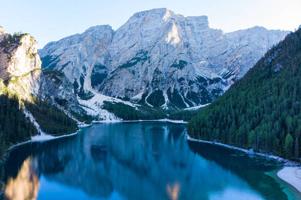 白云石中的布拉斯湖森林小径背景，S