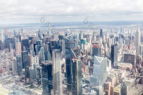 鸟地看到纽约市摩天大楼和多云的天空, 美国