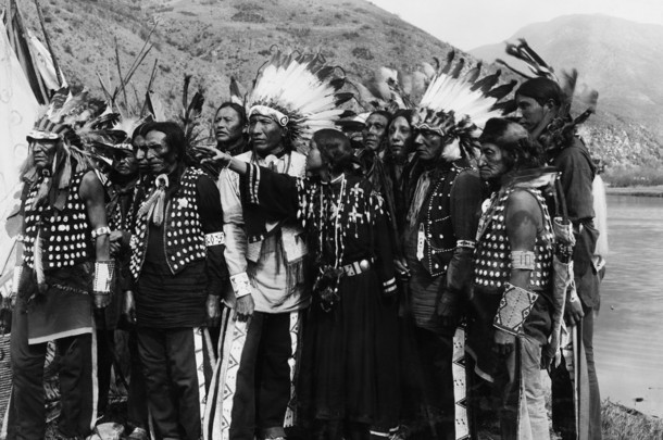 美国原住民，在传统服装的组