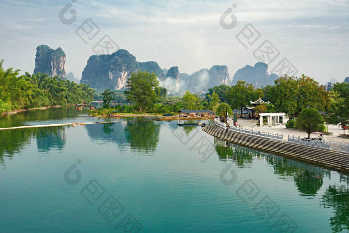 阳朔桂林玉龙江与喀斯特山水景观图片-包图网企业站