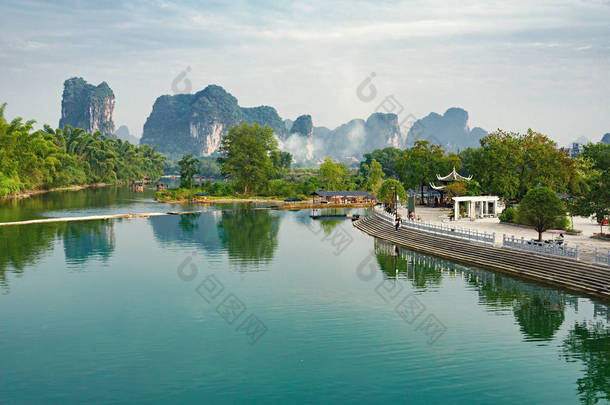 阳朔附近的喀斯特山脉和河流。广西。中国.