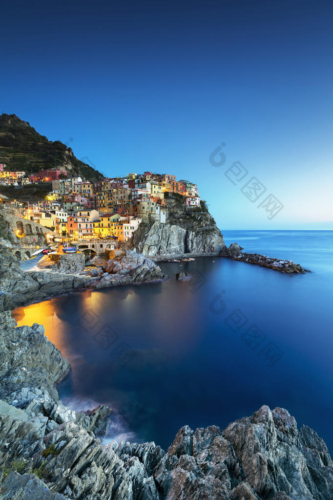 manarola 村，岩石和海上日落时。意大利五渔村