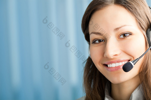 在 w 耳机幸福微笑支持电话运营商的肖像