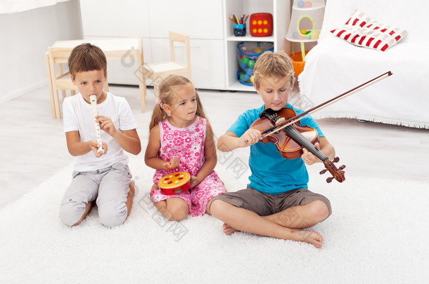 孩子们想要在不同的乐器上播放