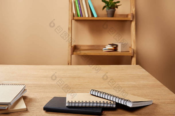 在木桌上的笔记本, 书架上的书籍和植物在家里