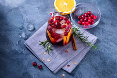 冬季鸡尾酒与红莓和橙色, 节日冷饮, 惩罚圣诞节 