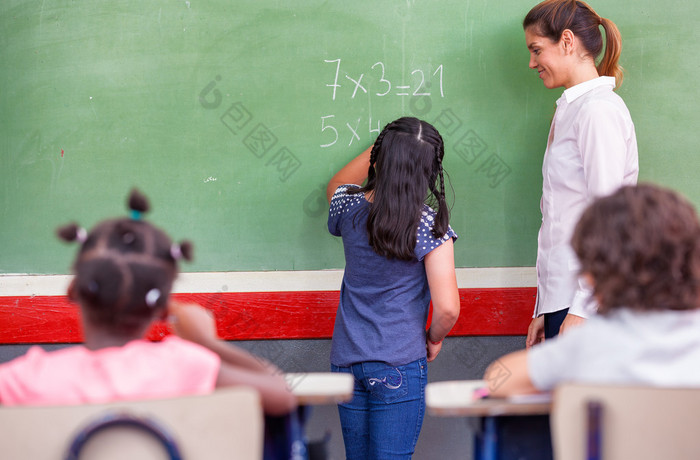 多民族小学课堂 学校课堂