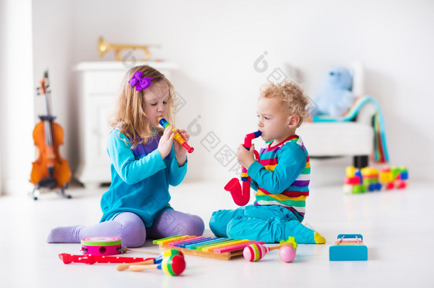 男孩和女孩玩长笛