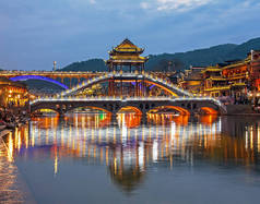 中国凤凰桥晚上