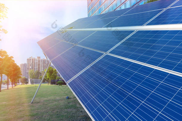 太阳能电池板和城市建筑
