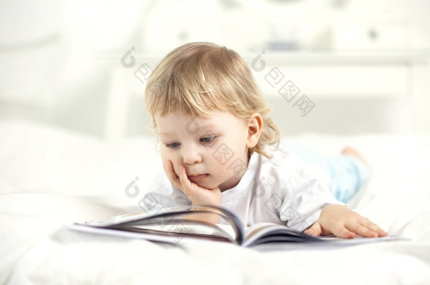 快乐的孩子<strong>阅读</strong>的书