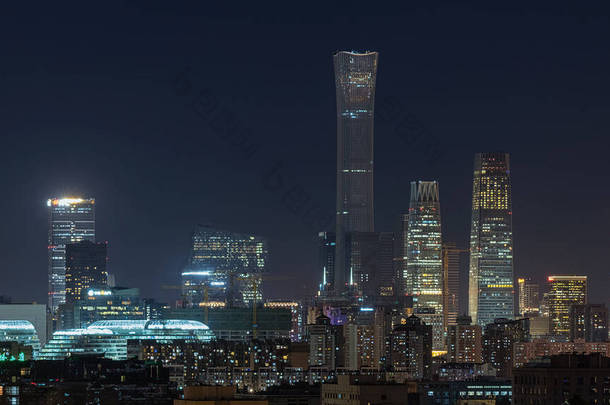 北京市中心商务区摩天大楼的夜景- -从中国中部景山公园（煤山）俯瞰