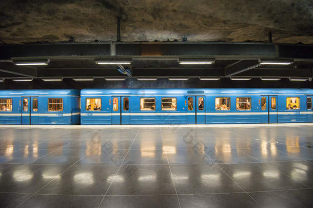火车<strong>停</strong>在 fridhemsplan 地铁站，斯德哥尔摩 （瑞典)