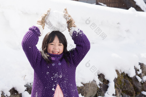 可爱的亚洲女孩在户外微笑在雪中