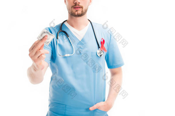 医生与红色丝带的短图像在统一显示避孕套查出的白色, 世界艾滋病日概念