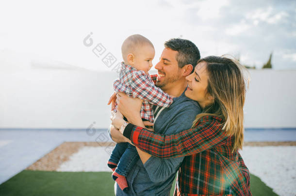 快乐<strong>家庭的</strong>妈妈和爸爸抱着一个婴儿在家里玩
