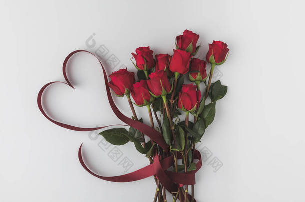 美丽的红玫瑰与丝带隔离在白色, st 情人节概念的顶部视图