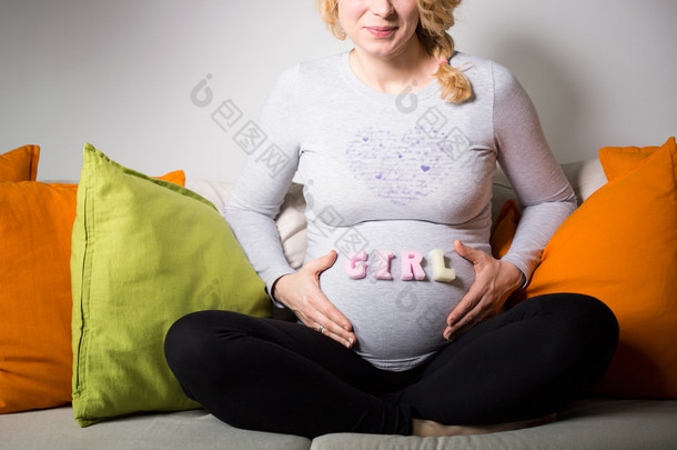 幸福的女人可以期待一个女孩