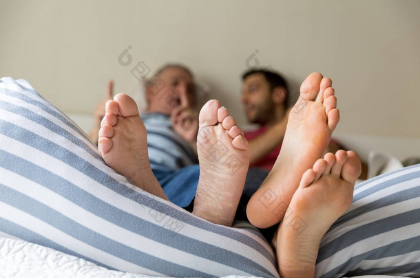 朋友的脚/父子在床上玩耍