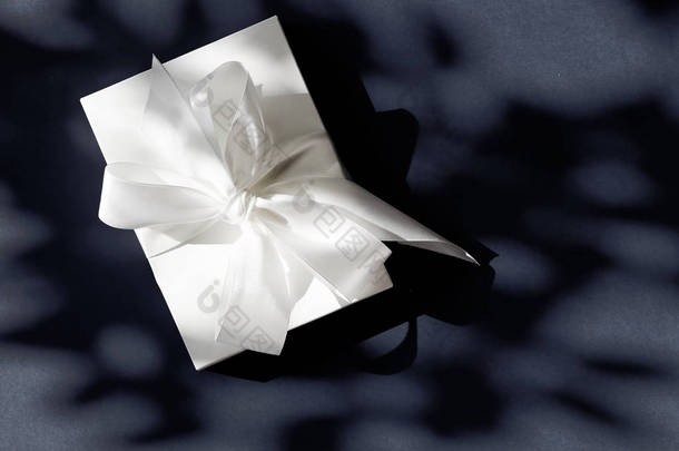 豪华节日白色礼品盒与丝带和蝴蝶结的<strong>黑色</strong> 