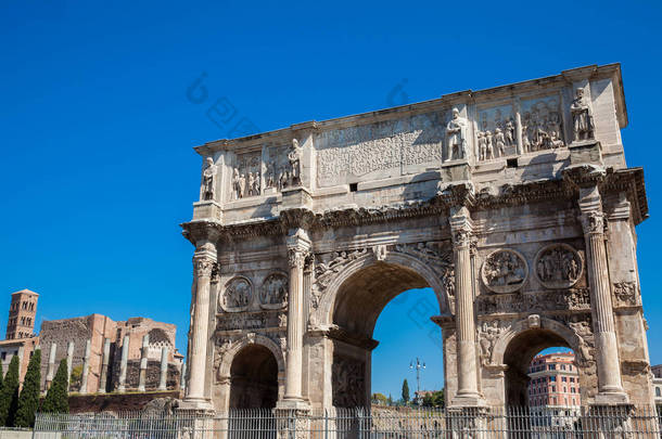 君士坦丁拱门是罗马的胜利拱门，位于斗兽场和建于公元 <strong>315</strong> 年的帕拉蒂尼山之间