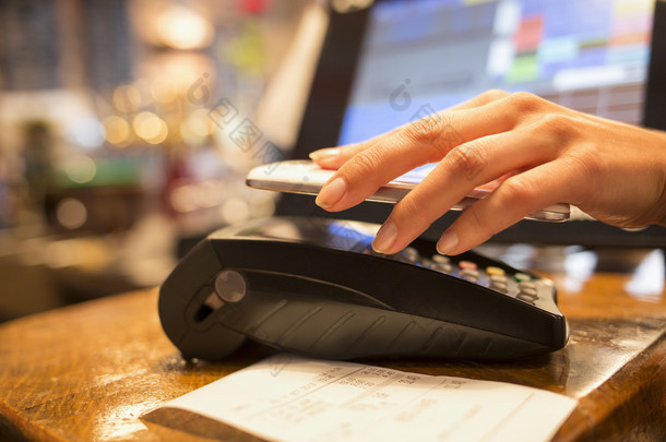 支付与 nfc 技术在移动电话、 餐厅、 ca 上的女人