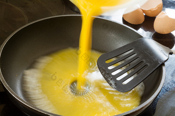 打散的鸡蛋流入泛用于炒鸡蛋