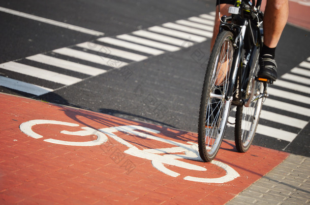 道路标志和自行车骑自行车