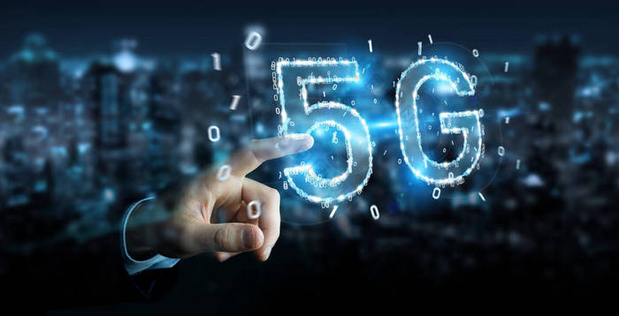 在模糊背景下的商人使用5g 网络数字全息图3d 渲染