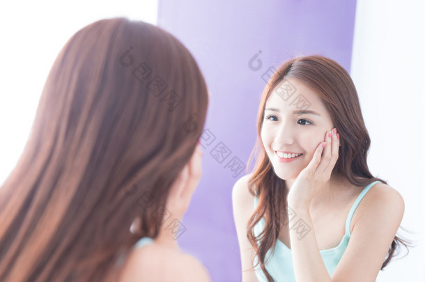 微笑的女人看镜子