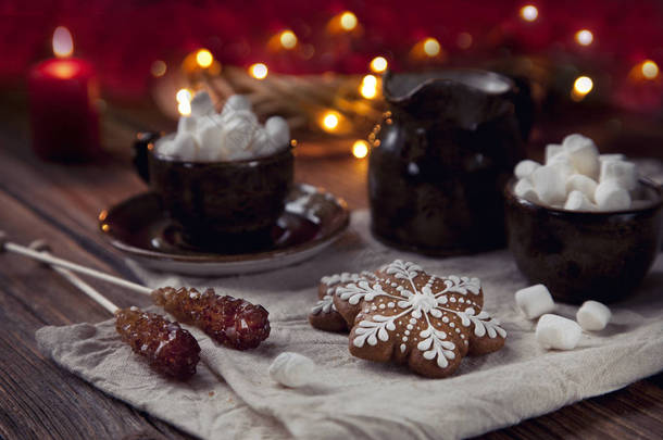 黑色热杯与棉花糖在节日的圣诞装饰背景特写。圣诞概念. 