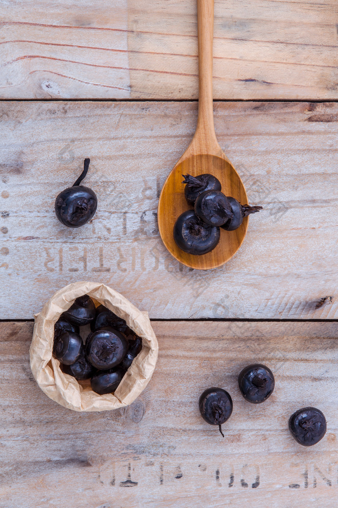 Chinese water chestnut ,water nut or Matai roots in wooden spoon