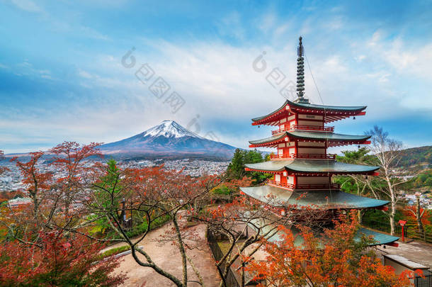 日本富士山和 Chureito Pagoda 在秋天的时候，日出。这座塔是景观的在新仓浅间神社，游客可以看到富士山从全景，富士山最著名之一.