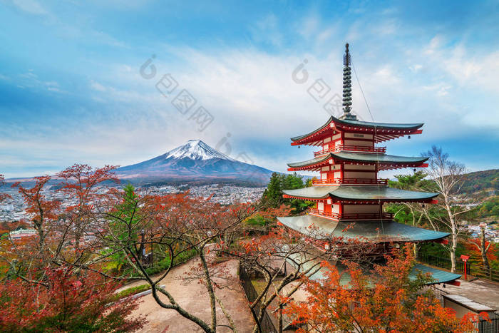 日本富士山和 Chureito Pagoda 在秋天的时候，日出。这座塔是景观的在新仓浅间神社，游客可以看到富士山从全景，富士山最著名之一.