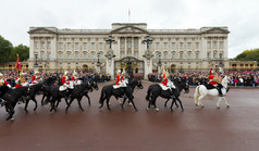 女王的皇家骑兵卫队骑过去白金汉宫
