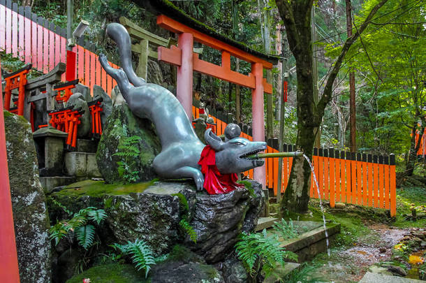 Fox Statue Water fountain in Fushimi Inari Shrine - Kyoto, Japan