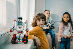 可爱的小男孩与 diy 机器人在茎教育类