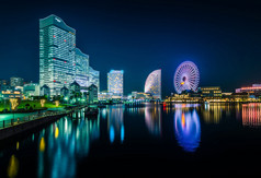 横滨在横滨港区未来街区滨水区景观的夜景.