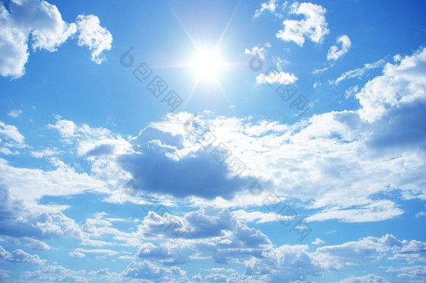 在多<strong>云</strong>的天空是蓝色的太阳