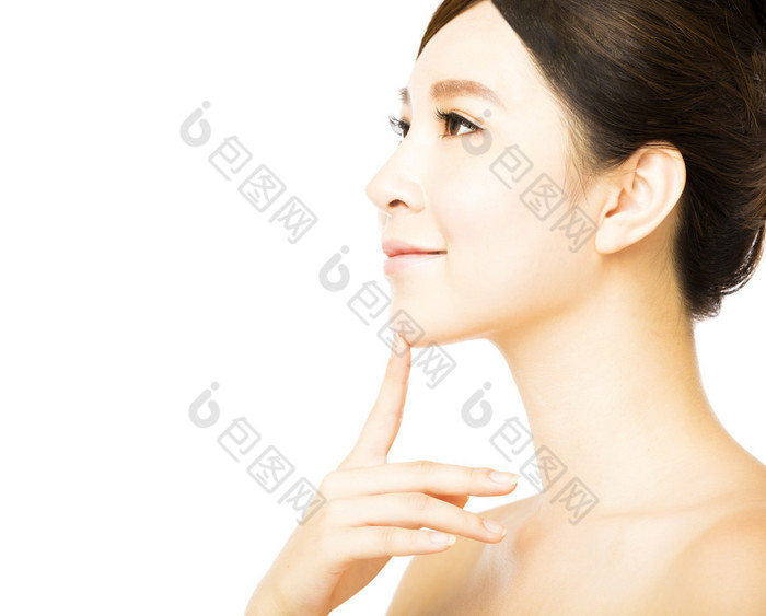 清爽肌肤的年轻女子美丽的脸庞图片-包图网企业站