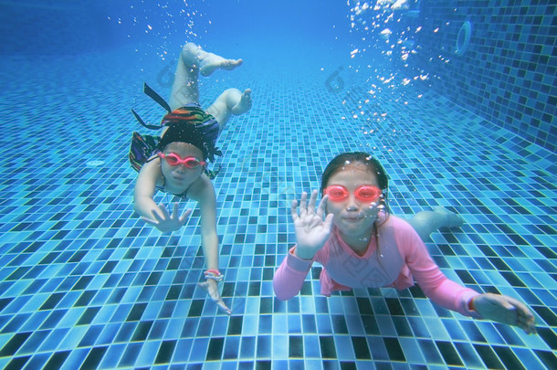 小的亚洲女孩水下在<strong>游泳池</strong>