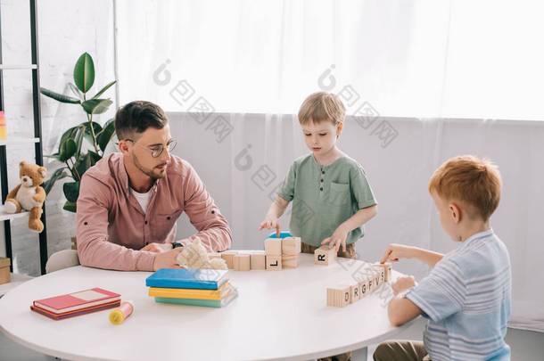 <strong>学龄前儿童</strong>与教师在教室附近玩耍 h 木块 