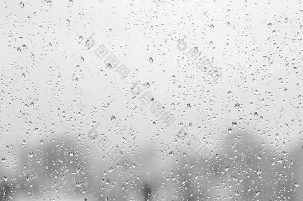 湿玻璃上的雨滴